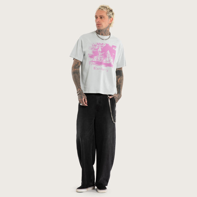 Model wears Burnished Rocker Tee Pigment Dawn Blue T-Shirts Blue – image 5