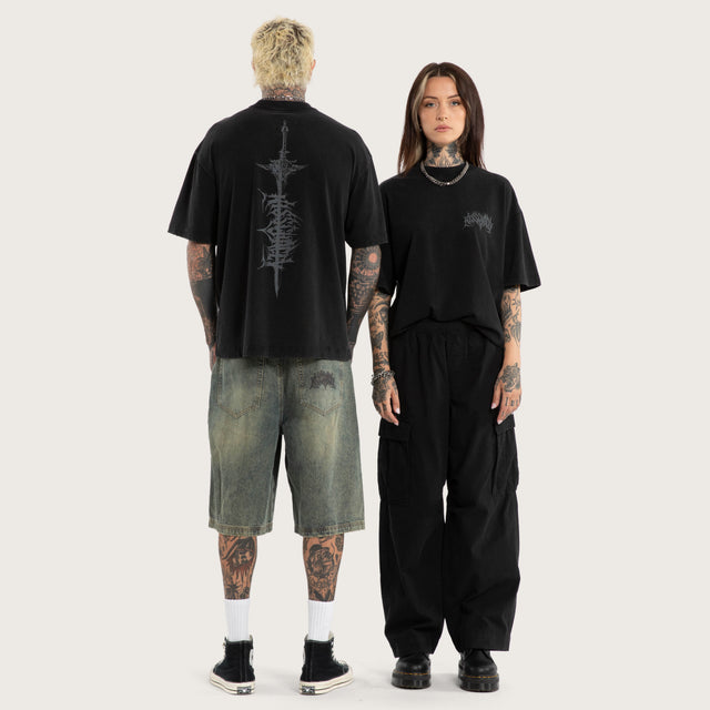 Model wears Exosystem Street Tee Mineral Black T-Shirts Black – image 4