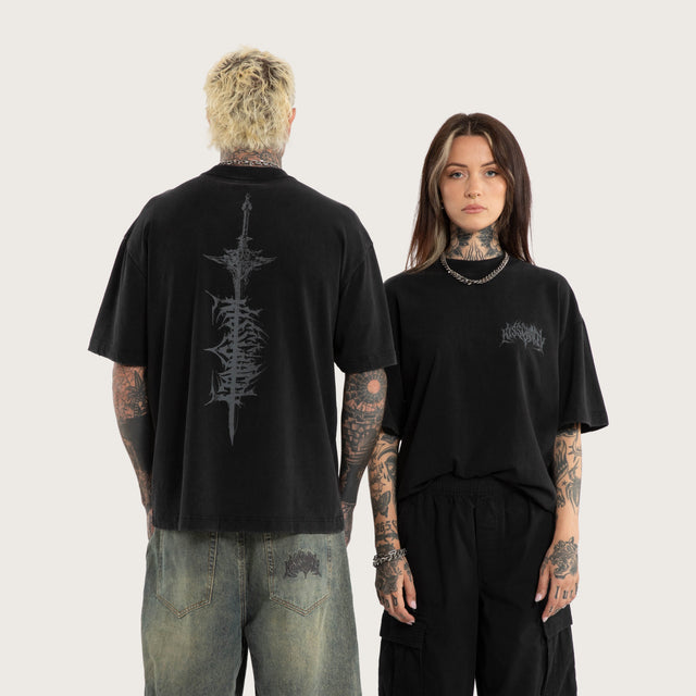 Model wears Exosystem Street Tee Mineral Black T-Shirts Black – image 1