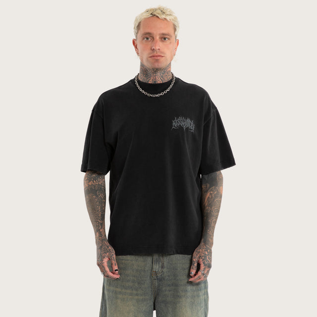 Model wears Exosystem Street Tee Mineral Black T-Shirts Black – image 2