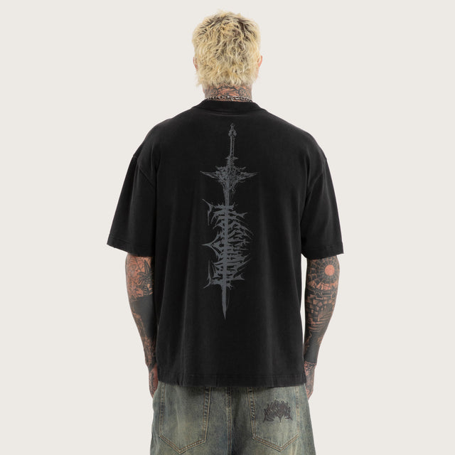 Model wears Exosystem Street Tee Mineral Black T-Shirts Black – image 3