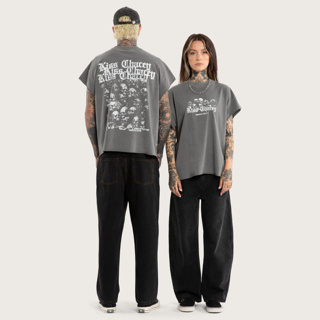 Model wears Crushed Relaxed Muscle Pigment Frost Grey Muscle Tees Grey – image 4