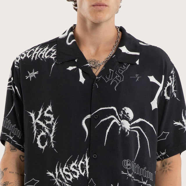Model wears Haunting Relaxed Short Sleeve Shirt Anthracite Black Short Sleeve Shirts in Black - Image 3