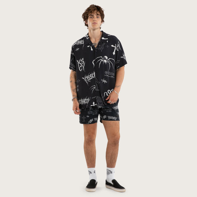 Model wears Haunting Relaxed Short Sleeve Shirt Anthracite Black Short Sleeve Shirts in Black - Image 4