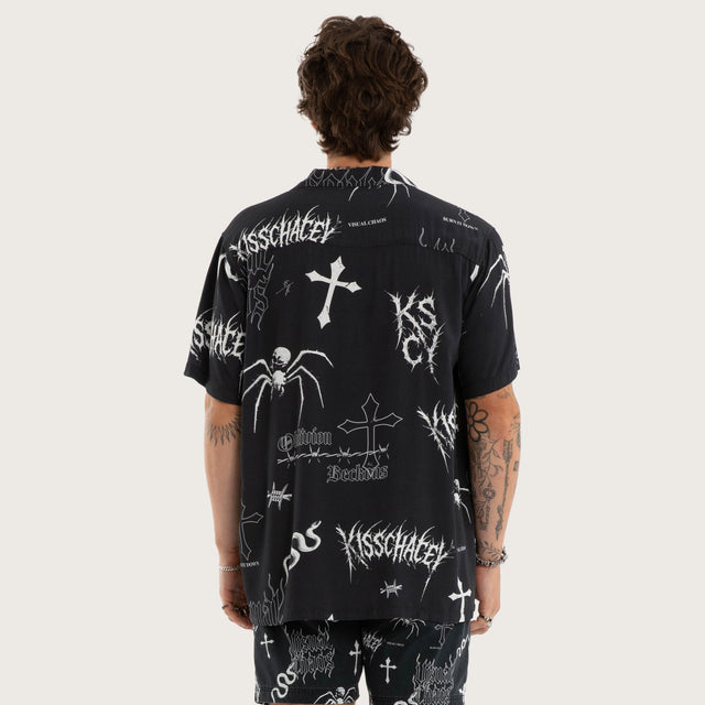 Model wears Haunting Relaxed Short Sleeve Shirt Anthracite Black Short Sleeve Shirts in Black - Image 2