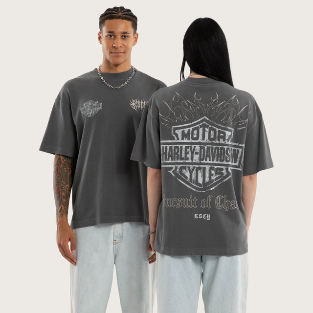 Model wears Resurgence Street Tee Pigment Charcoal T-Shirts Grey – image 1