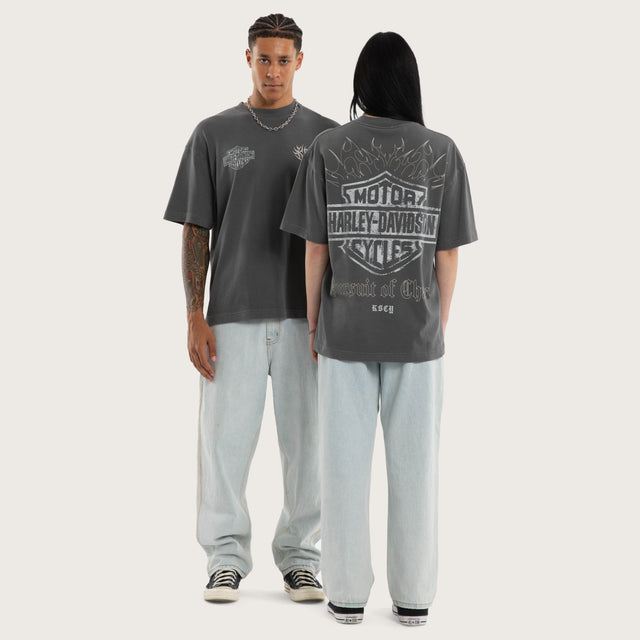 Model wears Resurgence Street Tee Pigment Charcoal T-Shirts Grey – image 4