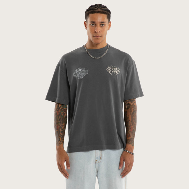 Model wears Resurgence Street Tee Pigment Charcoal T-Shirts Grey – image 2