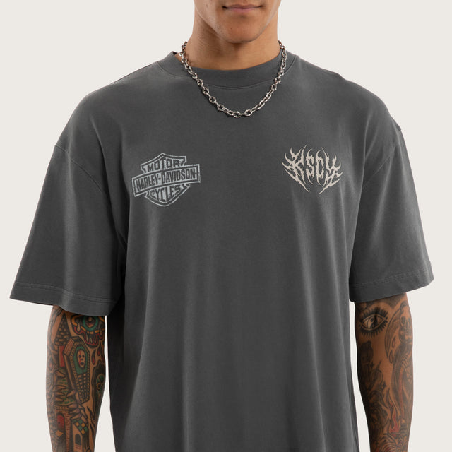 Model wears Resurgence Street Tee Pigment Charcoal T-Shirts Grey – image 5