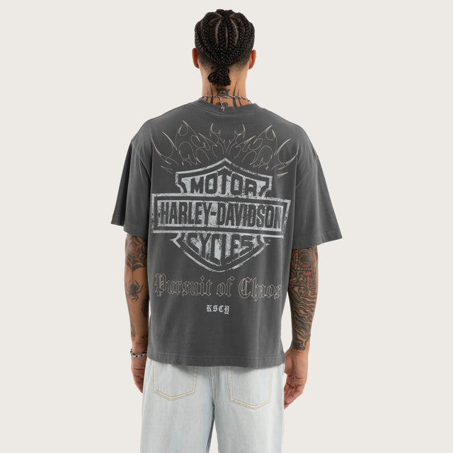 Model wears Resurgence Street Tee Pigment Charcoal T-Shirts Grey – image 3