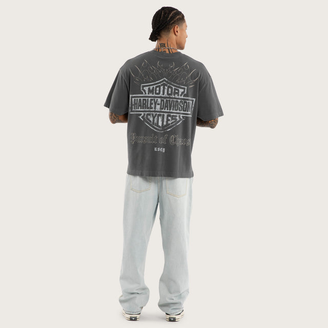 Model wears Resurgence Street Tee Pigment Charcoal T-Shirts Grey – image 6
