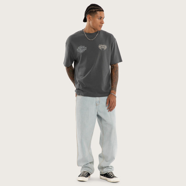 Model wears Resurgence Street Tee Pigment Charcoal T-Shirts Grey – image 7