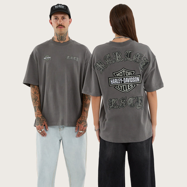 Model wears Ride Street Tee Charcoal T-Shirts Grey – image 1