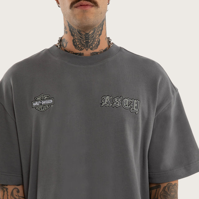 Model wears Ride Street Tee Charcoal T-Shirts Grey – image 2