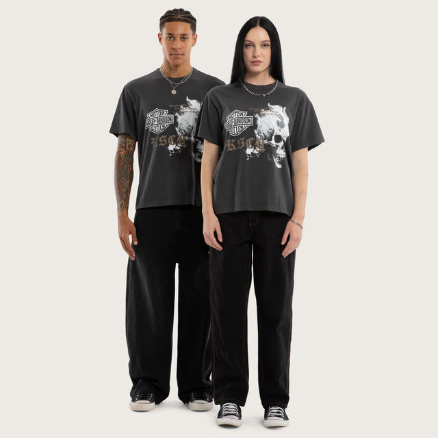 Model wears Road Rocker Tee Pigment Asphalt T-Shirts Grey – image 3
