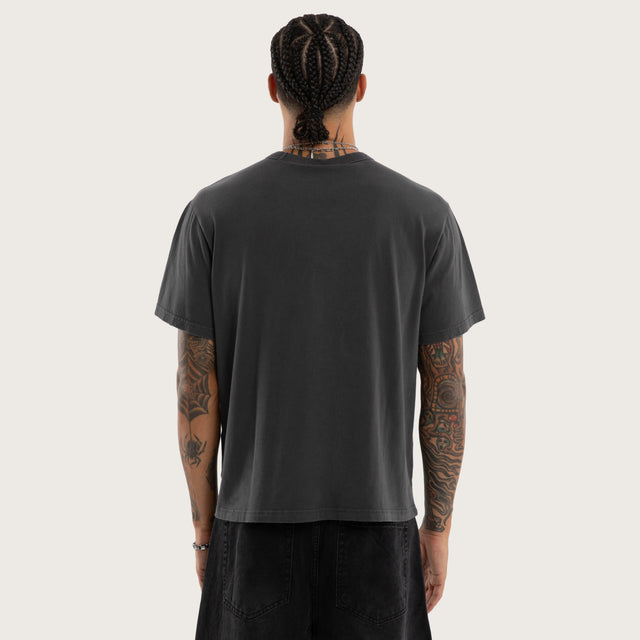 Model wears Road Rocker Tee Pigment Asphalt T-Shirts Grey – image 5