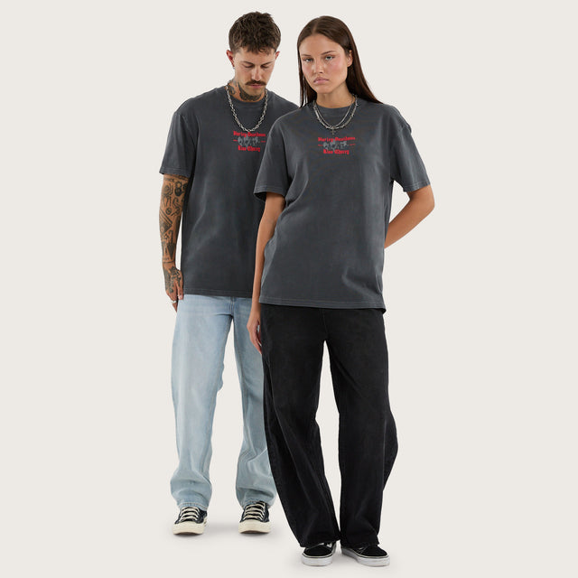 Model wears Canyon Relaxed Tee Pigment Asphalt T-Shirts Grey – image 6
