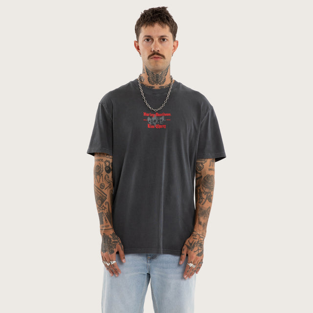 Model wears Canyon Relaxed Tee Pigment Asphalt T-Shirts Grey – image 4