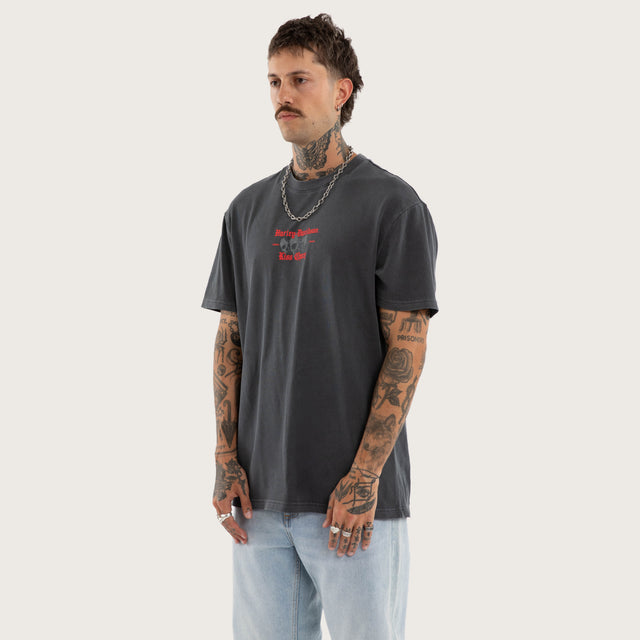 Model wears Canyon Relaxed Tee Pigment Asphalt T-Shirts Grey – image 5