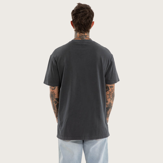 Model wears Canyon Relaxed Tee Pigment Asphalt T-Shirts Grey – image 3