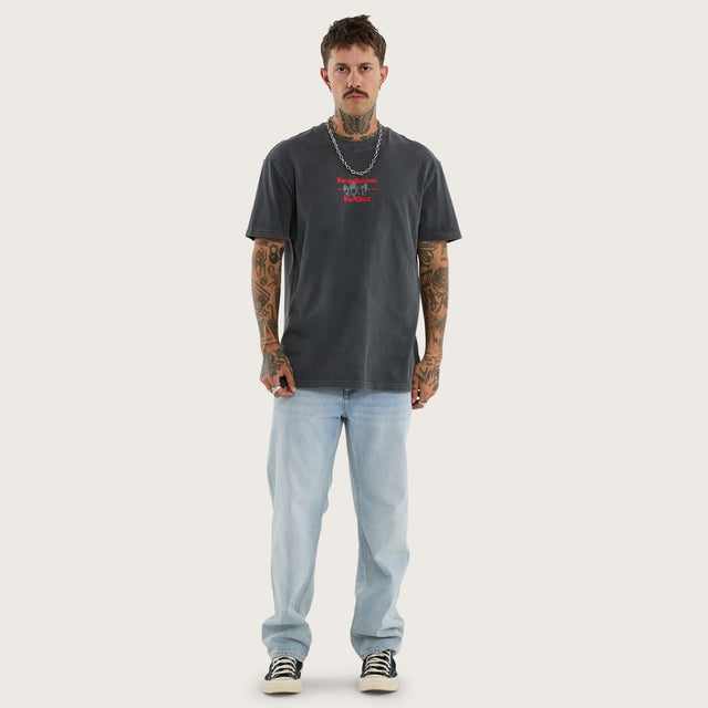 Model wears Canyon Relaxed Tee Pigment Asphalt T-Shirts Grey – image 7