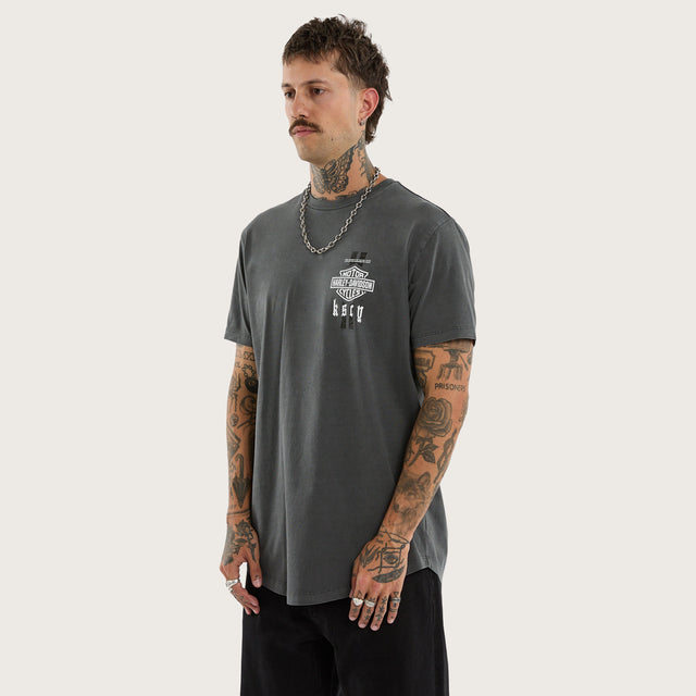 Model wears Milwaukee Dual Curved Tee Pigment Dark Shadow T-Shirts Grey – image 4