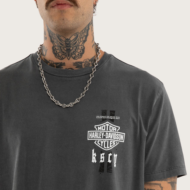 Model wears Milwaukee Dual Curved Tee Pigment Dark Shadow T-Shirts Grey – image 3