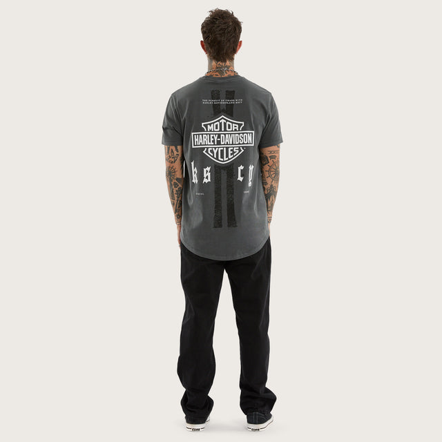 Model wears Milwaukee Dual Curved Tee Pigment Dark Shadow T-Shirts Grey – image 5