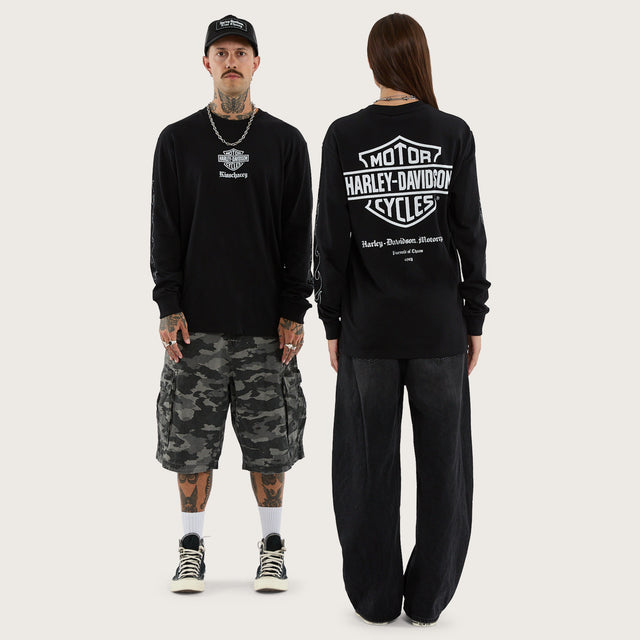 Model wears Flames LS Tee Jet Black Longsleeve T-Shirts Black – image 5