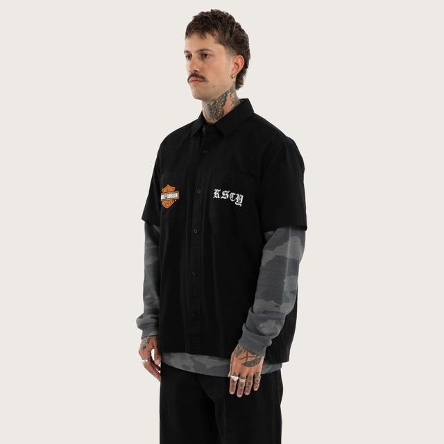 Model wears Customs Short Sleeve Mechanic Shirt Jet Black Short Sleeve Shirts Black – image 4