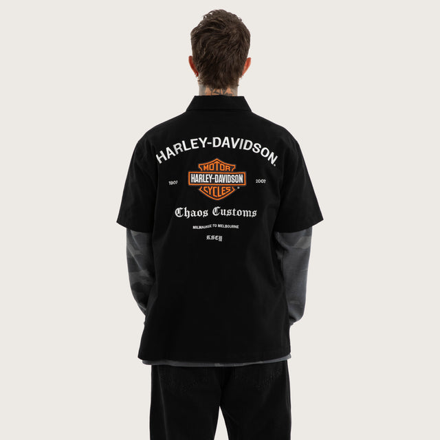 Model wears Customs Short Sleeve Mechanic Shirt Jet Black Short Sleeve Shirts Black – image 1