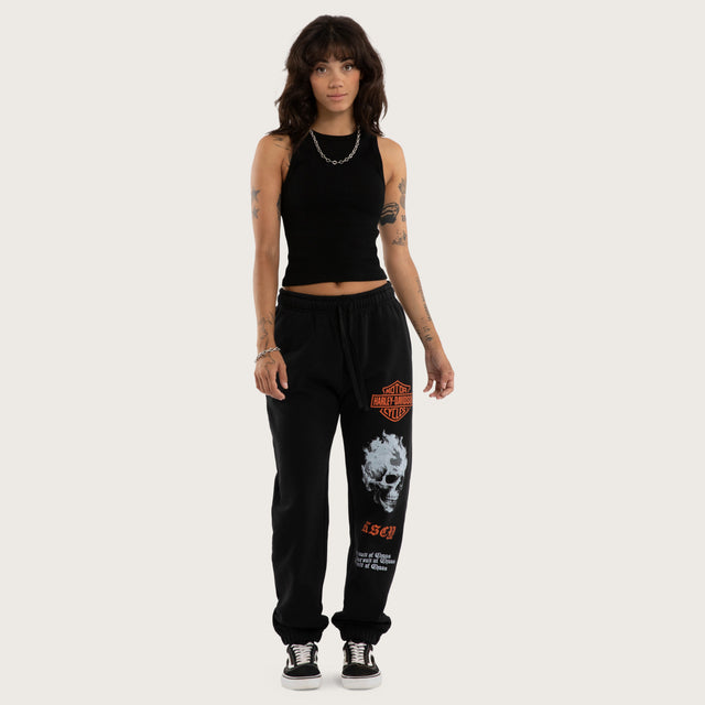 Model wears Earn Straight Trackpant Jet Black Trackpants Black – image 7