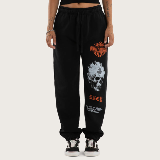 Model wears Earn Straight Trackpant Jet Black Trackpants Black – image 8
