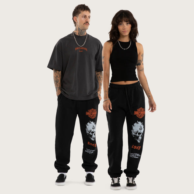 Model wears Earn Straight Trackpant Jet Black Trackpants Black – image 9