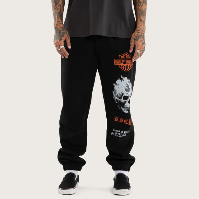 Model wears Earn Straight Trackpant Jet Black Trackpants Black – image 5