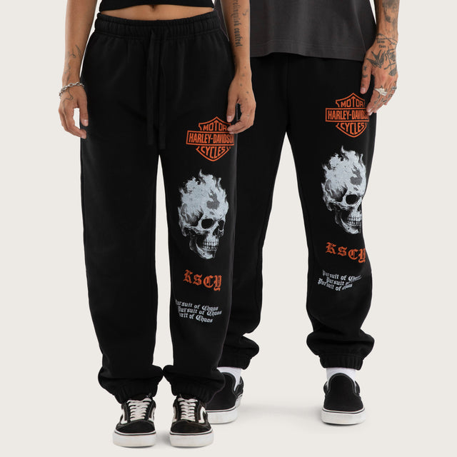 Model wears Earn Straight Trackpant Jet Black Trackpants Black – image 2