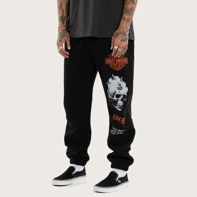 Model wears Earn Straight Trackpant Jet Black Trackpants Black – image 1