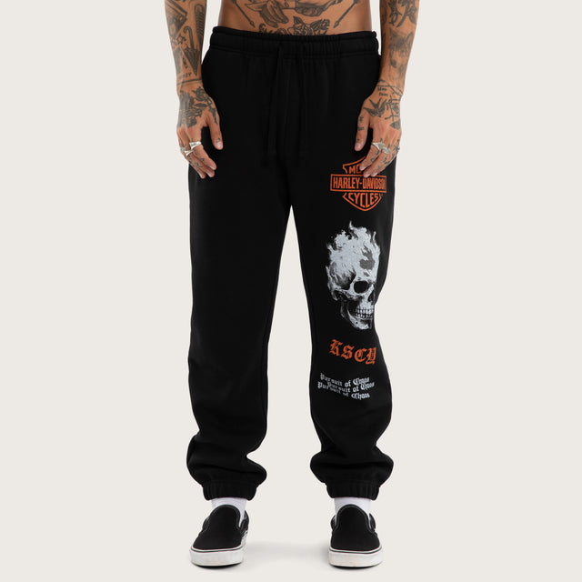 Model wears Earn Straight Trackpant Jet Black Trackpants Black – image 3