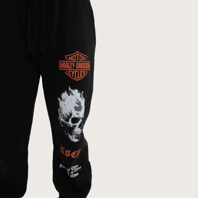 Model wears Earn Straight Trackpant Jet Black Trackpants Black – image 6