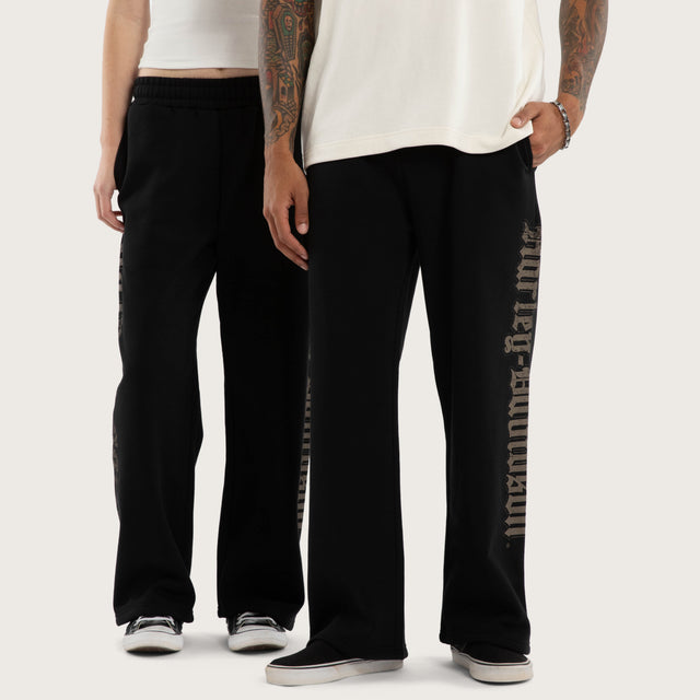 Model wears Twin Razor Trackpant Jet Black Trackpants Black – image 4