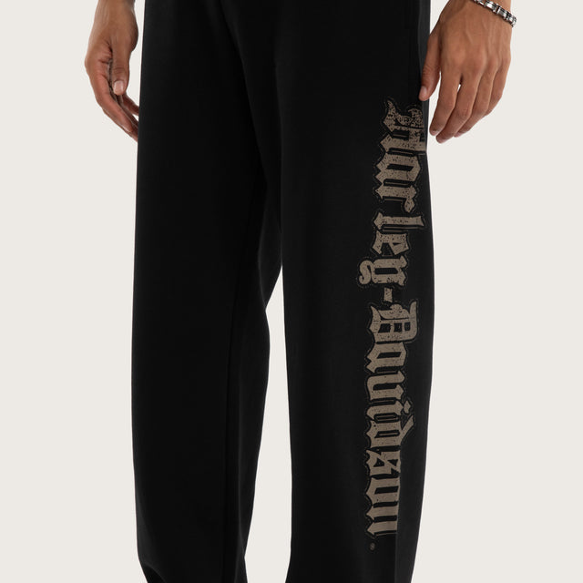 Model wears Twin Razor Trackpant Jet Black Trackpants Black – image 3