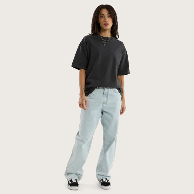 Model wears K6 Baggy Wide Leg Jean Light Blue Pants in Blue - Image 4
