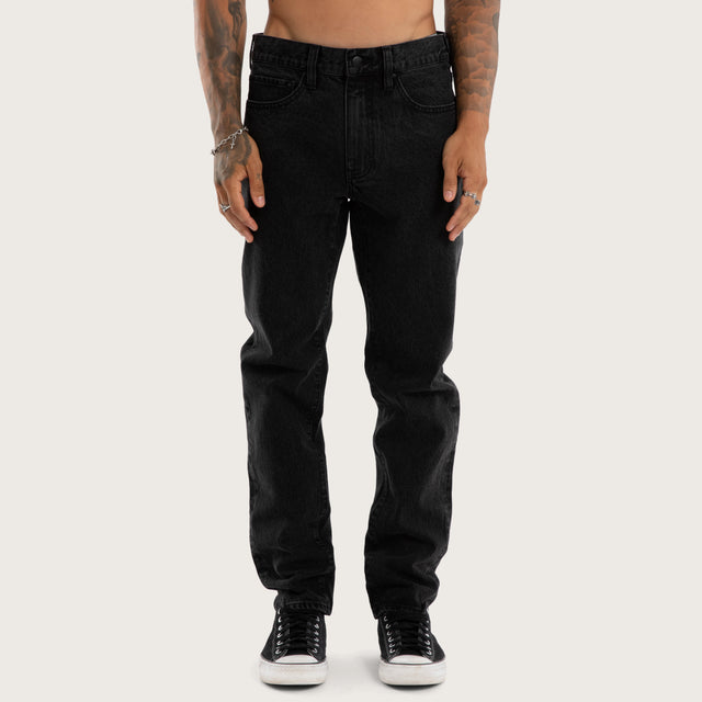 Model wears K3 Slim Jean Jet Black Pants Black – image 5