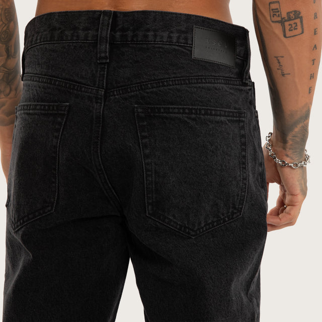 Model wears K3 Slim Jean Jet Black Pants Black – image 7