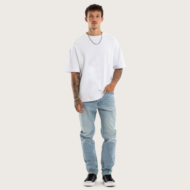 Model wears K3 Slim Jean Horizon Blue Pants Blue – image 6