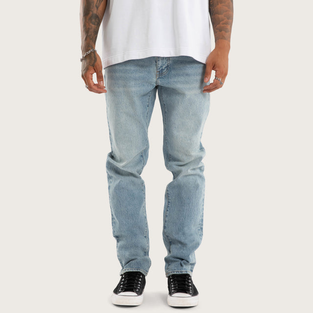 Model wears K3 Slim Jean Horizon Blue Pants Blue – image 4