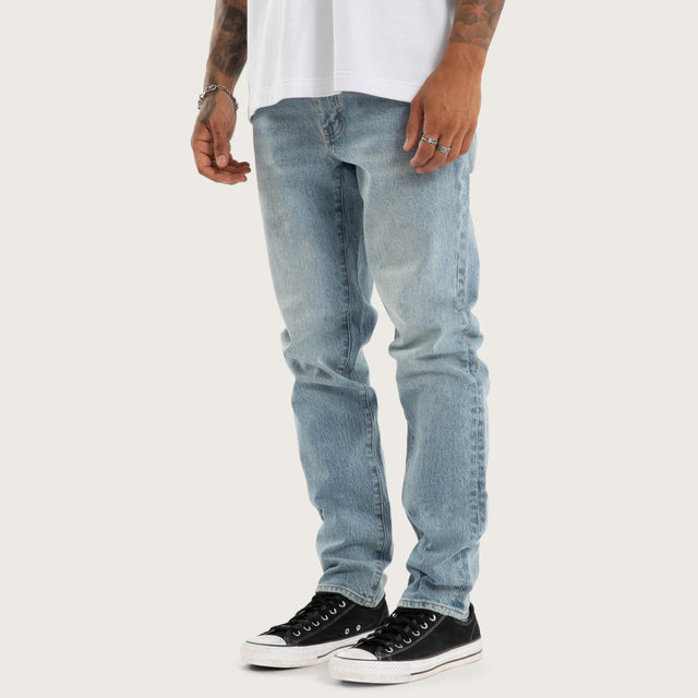 Model wears K3 Slim Jean Horizon Blue Pants Blue – image 5
