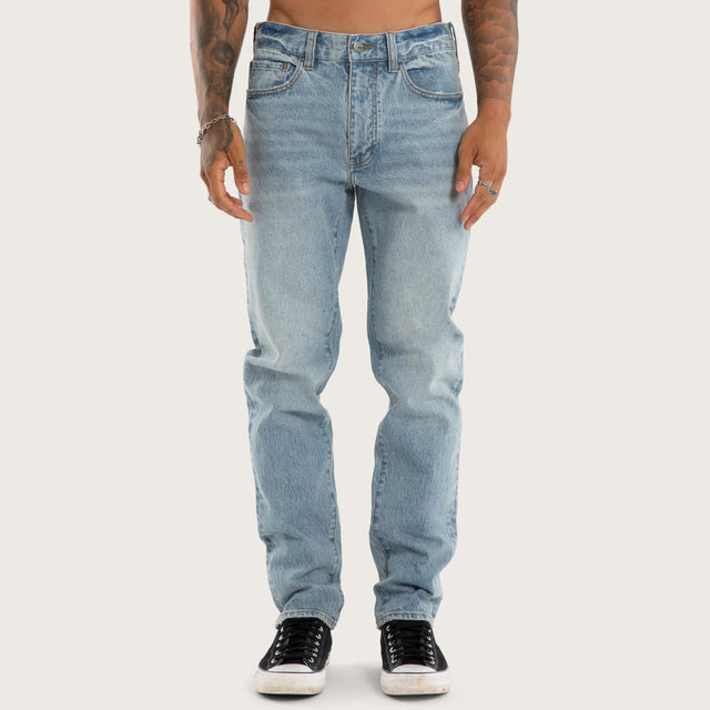 Model wears K3 Slim Jean Horizon Blue Pants Blue – image 1