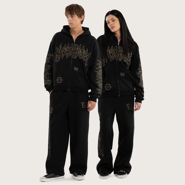 Model wears Wraith Baggy Sweatpant Jet Black Trackpants in Black - Image 4
