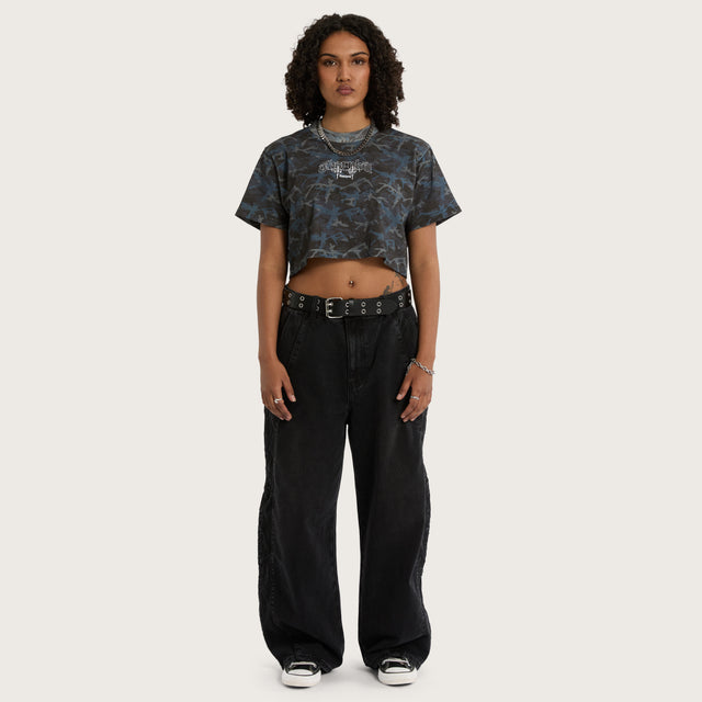 Invade Crop Tee Bat Camo